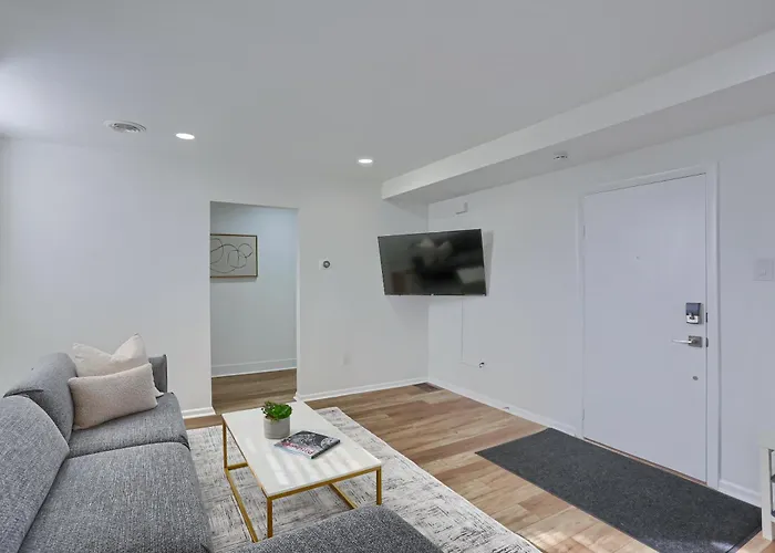 Spacious And Modern Three Bedroom In With Parking Pittsburgh