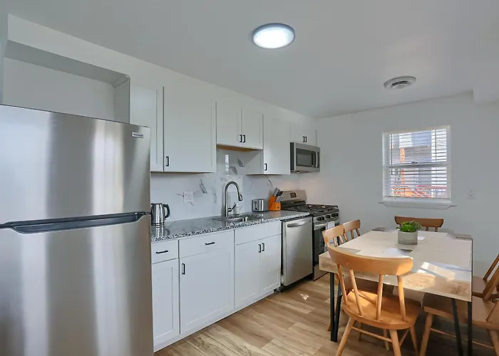 Spacious And Modern Three Bedroom In With Parking Apartment Pittsburgh