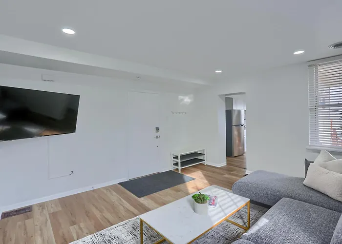 Spacious And Modern Three Bedroom In With Parking Apartment Pittsburgh