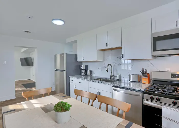 Spacious And Modern Three Bedroom In With Parking Pittsburgh