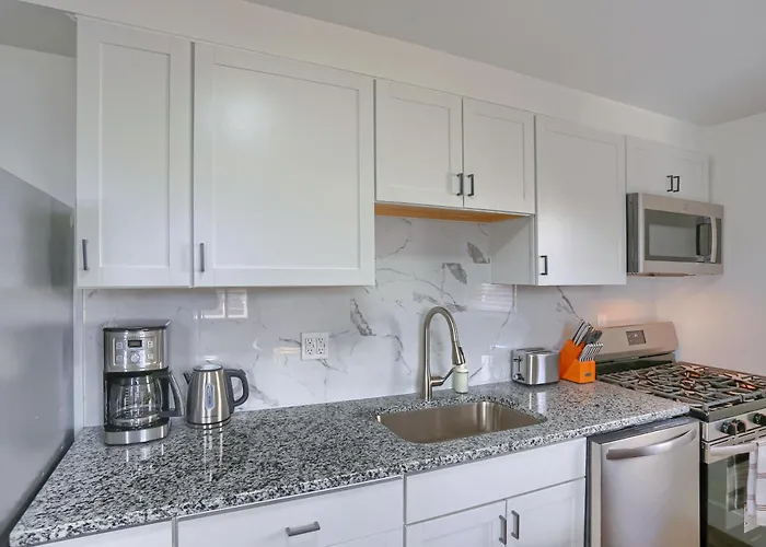 Spacious And Modern Three Bedroom In With Parking Apartment Pittsburgh