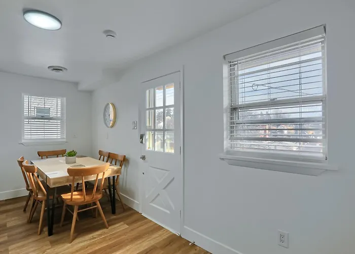 Apartment Spacious And Modern Three Bedroom In With Parking Pittsburgh