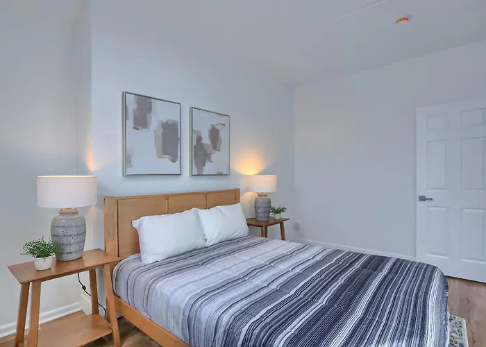 Spacious And Modern Three Bedroom In With Parking Apartment *