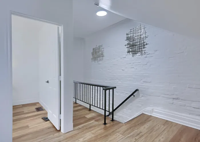 Spacious And Modern Three Bedroom In With Parking Apartment Pittsburgh