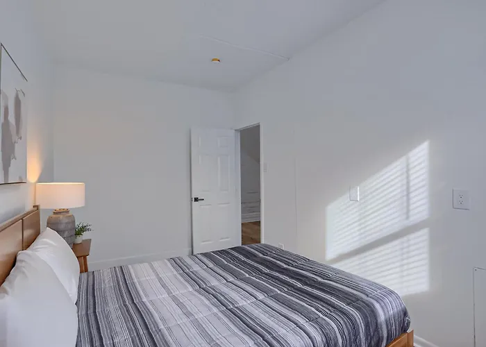 Spacious And Modern Three Bedroom In With Parking Apartment *