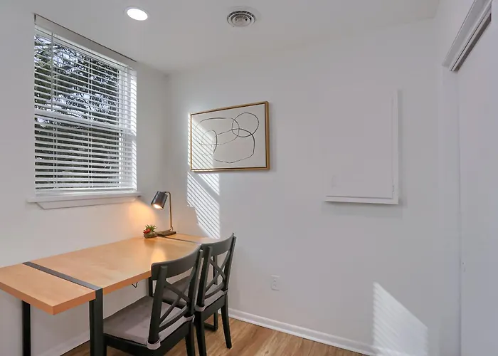 Spacious And Modern Three Bedroom In With Parking Pittsburgh