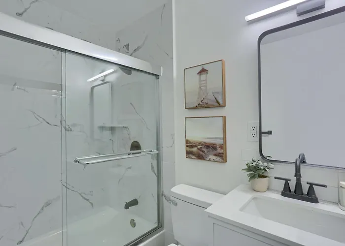 Apartment Spacious And Modern Three Bedroom In With Parking *