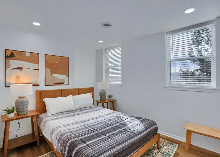 Apartment Spacious And Modern Three Bedroom In With Parking