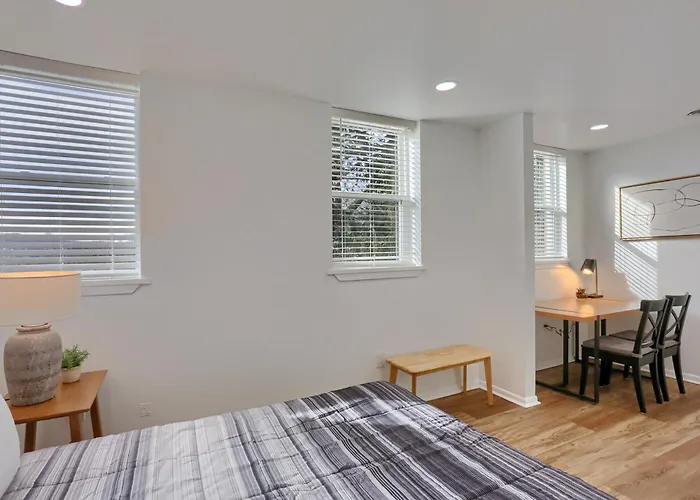 Spacious And Modern Three Bedroom In With Parking * Pittsburgh