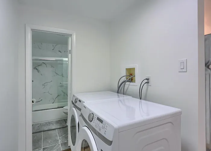 Spacious And Modern Three Bedroom In With Parking *