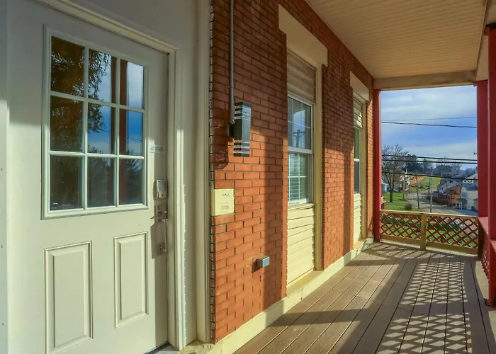 Apartment Spacious And Modern Three Bedroom In With Parking Pittsburgh